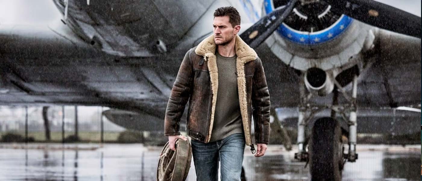 Mit der Nightflight Kampagne greift PME Legend die Faszination der Luftfahrt erneut auf – kraftvoll, authentisch und kompromisslos maskulin. Inspiriert von historischen Fracht- und Militärflugzeugen steht die Kollektion für Abenteuergeist, technische Präzision und einen Stil, der nie laut sein muss, um Wirkung zu zeigen. Robuste Materialien, markante Lederjacken, funktionale Details und klare Silhouetten prägen den Look. Jedes Teil ist darauf ausgelegt, den Alltag ebenso souverän zu meistern wie besondere Momente – ganz im Sinne des PME-Legend-Mottos American Classic. Das eingebettete Video zur Nightflight Kampagne bringt diese Haltung auf den Punkt: Dunkle Himmel, kraftvolle Maschinen und ein Look, der Freiheit, Stärke und Selbstbewusstsein verkörpert. Mode, die nicht Trends folgt, sondern Charakter zeigt. Entdecken Sie die PME Legend Nightflight Kollektion bei Nilles Herrenmode – für Männer, die Wert auf Qualität, Authentizität und zeitlosen Stil legen.